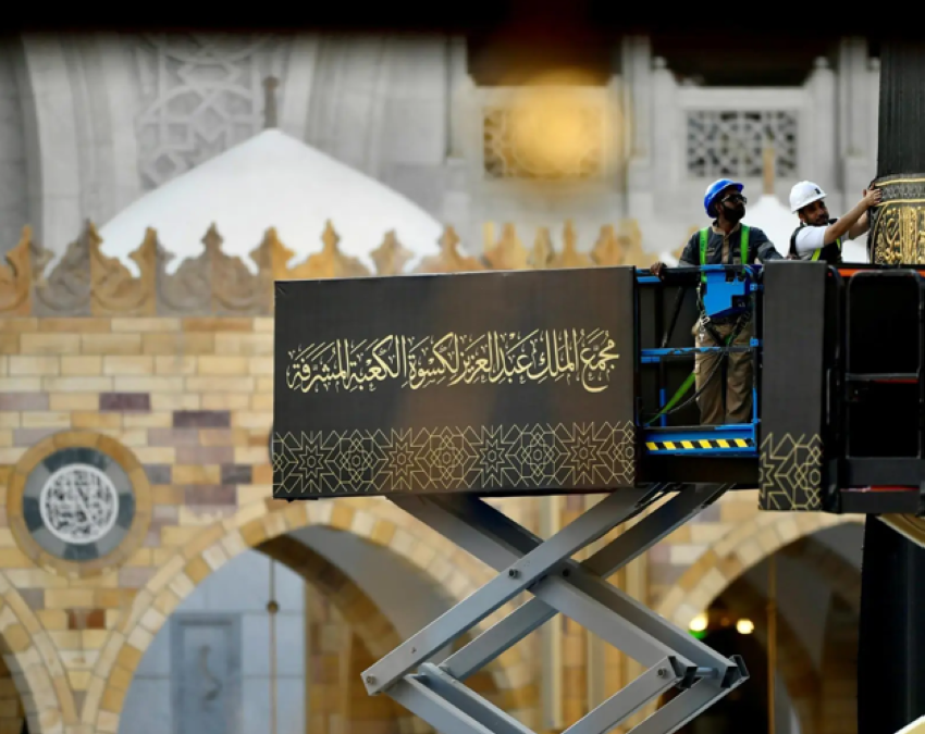 بدء أعمال مراسم تغيير كسوة الكعبة المشرفة