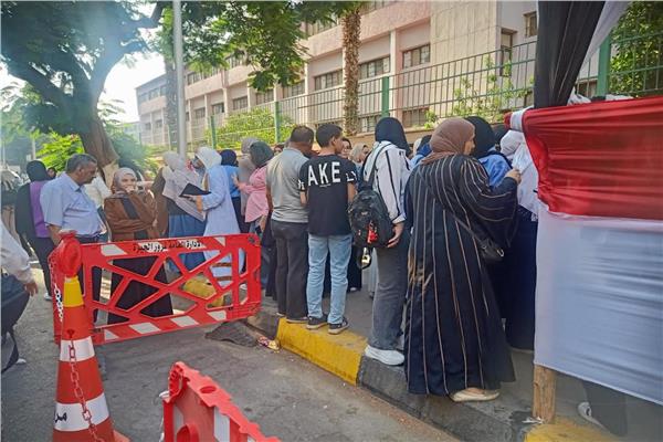 بدء توافد طلاب الثانوية العامة 2026 على اللجان الامتحانية