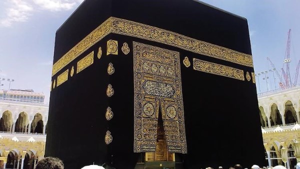 بدء مراسم تغيير كسوة الكعبة المشرفة وتجهيز الثوب الجديد بالمسجد الحرام
