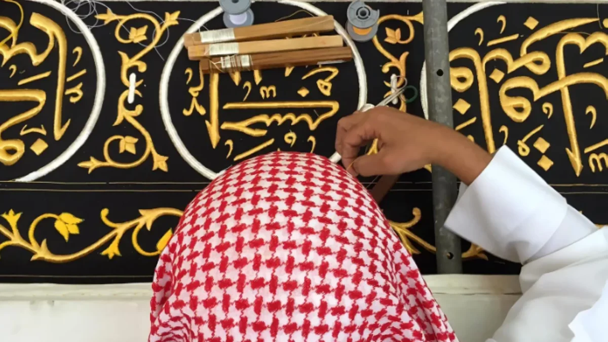 بداية من البطانة الداخلية.. تعرف على رحلة نسج كسوة الكعبة المشرفة بعد اكتمالها