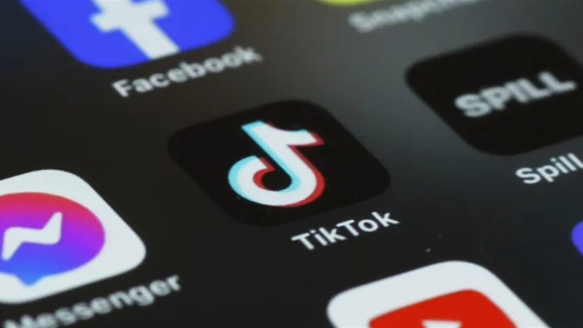 بريطانيا تتجه لحظر استخدام مواقع التواصل الاجتماعي لمن هم دون 16 عاماً
