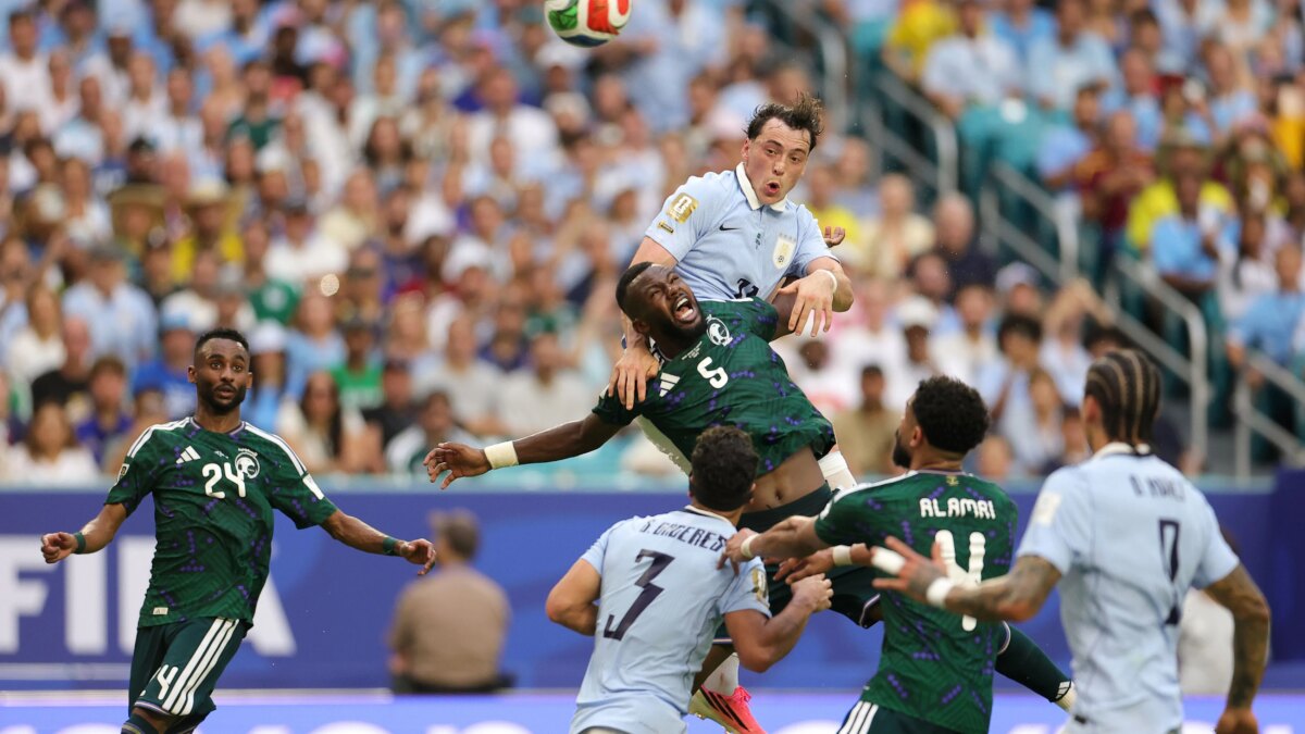 بشرى للسعودية.. ماذا يفعل منتخب أوروجواي بعد التأخر في الشوط الأول بالمونديال؟