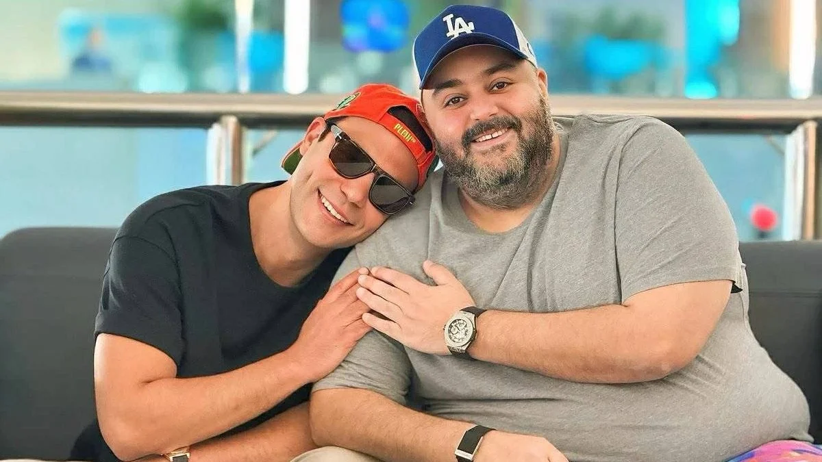 بعد زحام العرض الخاص.. محمد إمام وشيكو يتوجهان للرياض لافتتاح «صقر وكناريا»