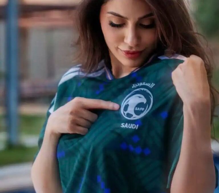 بقميص الأخضر.. إلهام علي توجه رسالة حماسية للمنتخب السعودي