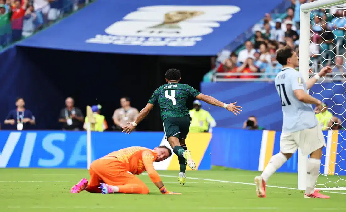 تاريخ جديد في المونديال.. هدف عبد الإله العمري يمنح السعودية رقمًا قياسيًا ضد أوروجواي