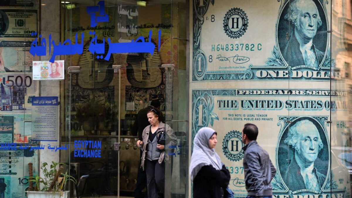 تباين حركة سعر صرف الدولار مقابل الجنيه في البنوك المصرية