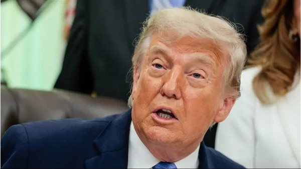 ترامب يهدد ماكرون بفرض رسوم جمركية بنسبة 100% على النبيذ الفرنسي