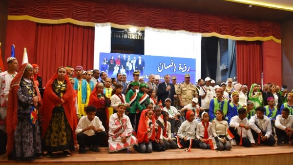 تسليم شهادات المعاملة التجنيدية لأبناء أسوان من ذوى الهمهم