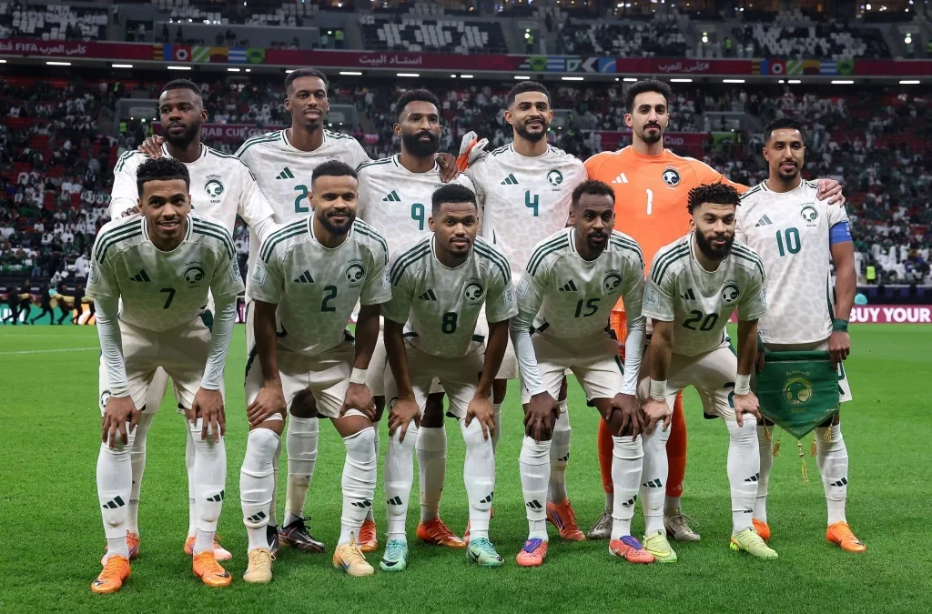 بعد صدمة 2022.. فيفا يوجه تحذيرًا شديدًا لمنافس السعودية المونديالي