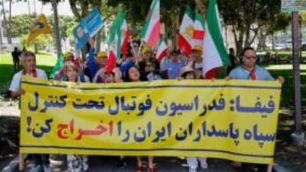 تطالب بالتغيير السياسي.. مظاهرات تعترض منتخب إيران ومطالبات بالطرد من الفيفا