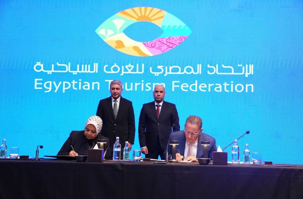 تعاون بين «العمل» و«السياحة» لتيسير تراخيص الأجانب بالمنشآت السياحية