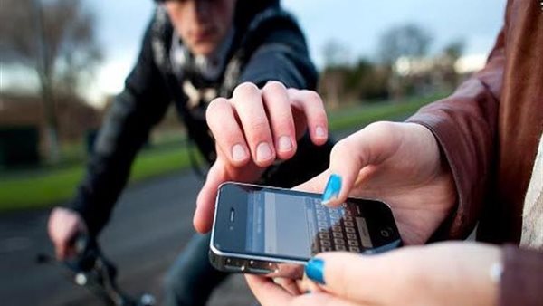 تفاصيل اعترافات المتهمين بسرقة الهواتف المحمولة في السلام