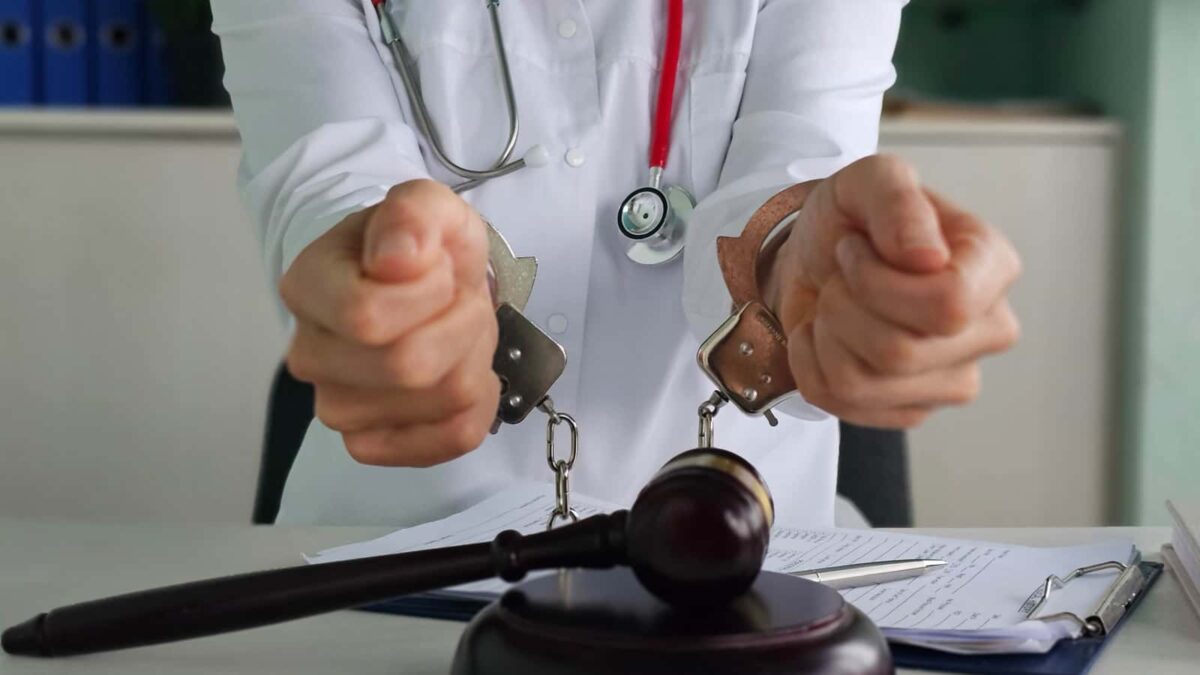 توقيف طبيبة بعد العثور على رفات 32 جنينًا في حديقة منزلها