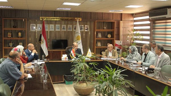 جامعة أسيوط تناقش سبل تطوير العمل بالمشروع القومي لمحو الأمية