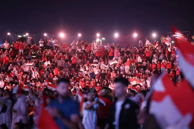 حشود أمام أضخم شاشة في العالم “.. يلا كورة يرصد ما حدث في العاصمة الإدارية أثناء مباراة مصر وبلجيكا