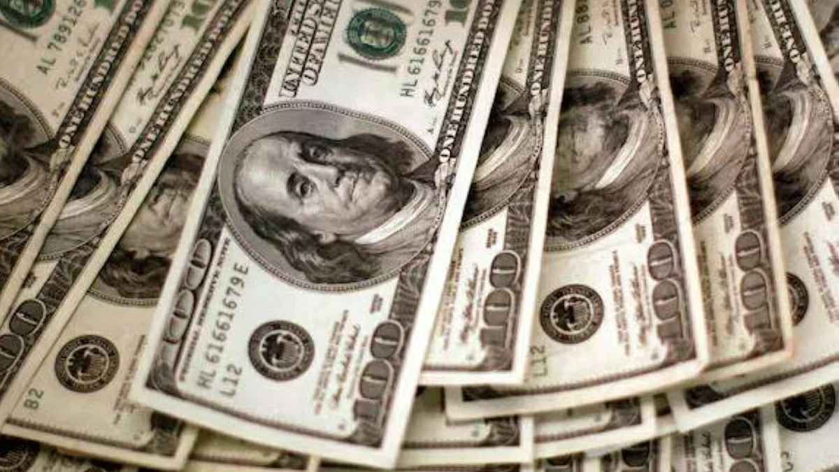 خبير اقتصادى: شائعات وصول الدولار إلى 300 جنيه غير صحيحة.. ومصر وجهة آمنة للاستثمار رغم التحديات الإقليمية