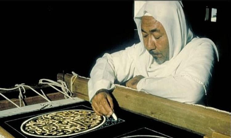 خطاط كسوة الكعبة المشرفة.. إرث فني خالد على أثواب البيت العتيق