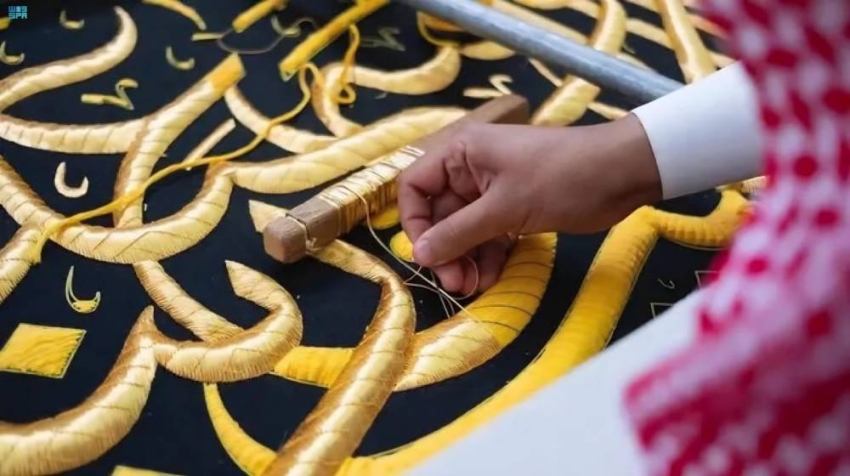 خطّاط كسوة الكعبة المشرفة.. إرثٌ فنيٌّ خالد نقش اسمه بخيوط الذهب على أثواب البيت العتيق