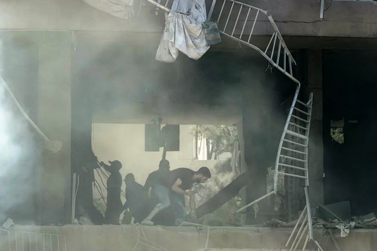 دوافع نتنياهو لضرب بيروت.. فصل المسار اللبناني أم تعطيل اتفاق إيران؟