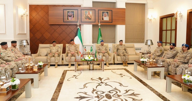 رئيس الأركان يبحث مع نظيره السعودي التعاون العسكري والدفاعي وسبل دعمه وتطويره