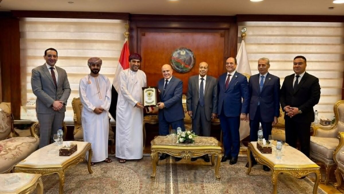رئيس النيابة الإدارية يستقبل وفدا من جهاز الرقابة المالية بسلطنة عمان
