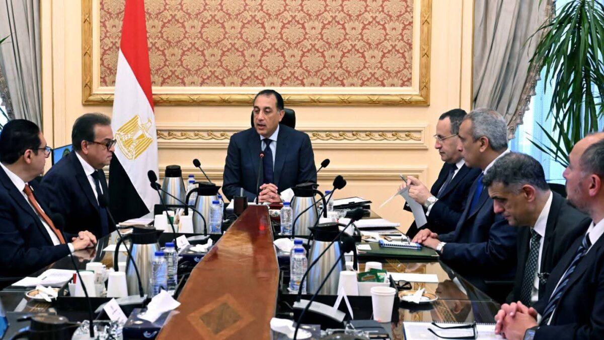 رئيس الوزراء يتابع مستجدات الموقف التنفيذي لمستشفى “500500”