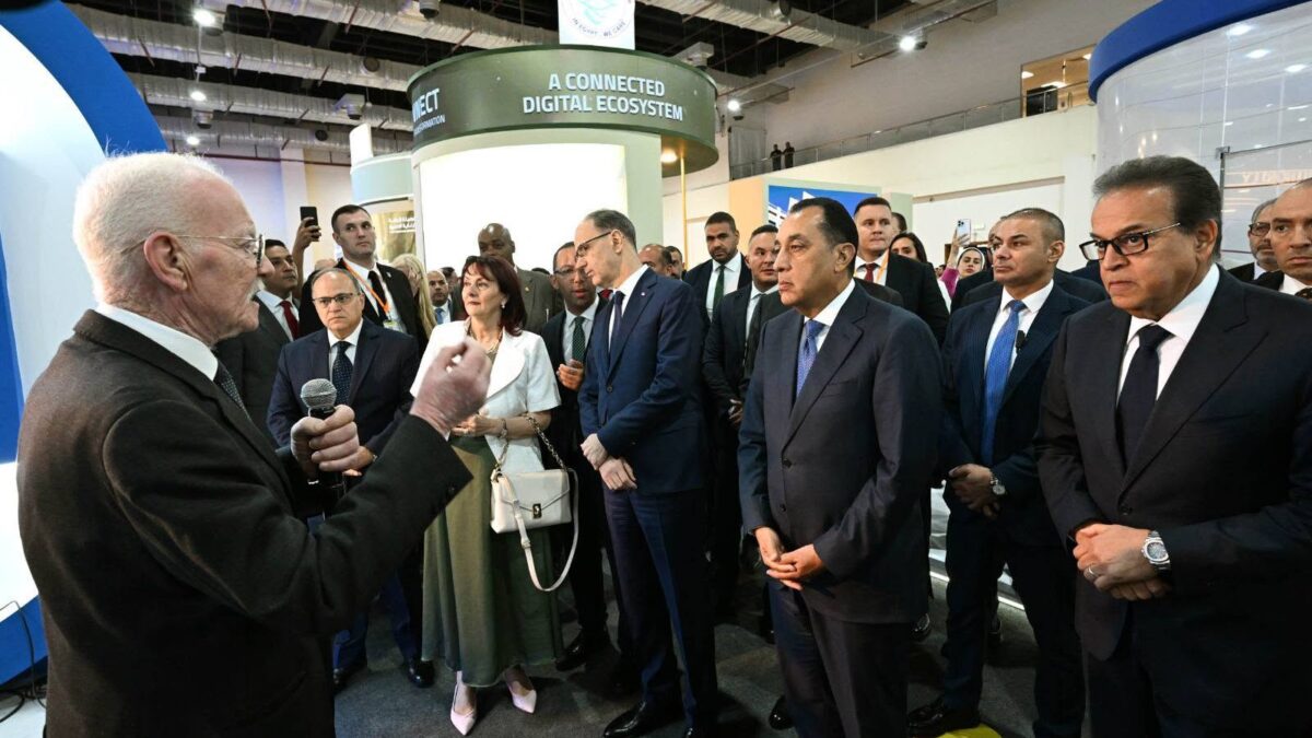 رئيس الوزراء يتفقد المعرض الطبي الإفريقي الخامس ويطّلع على أحدث تقنيات الرعاية الصحية العالمية
