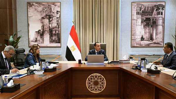 رئيس الوزراء يستعرض الموقف التنفيذي للمشروعات الخدمية والتنموية في محافظة البحر الأحمر