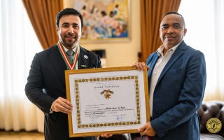 رئيس مدغشقر يمنح اللواء الدكتور أحمد ناصر الريسي وسام الضابط الأكبر