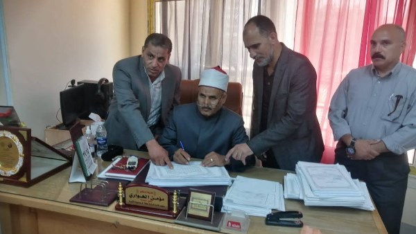 رئيس منطقة الإسماعيلية الأزهرية يتسلم نتائج الشهادتين الابتدائية والإعدادية تمهيدًا لتسليمها ورقيًّا للمعاهد