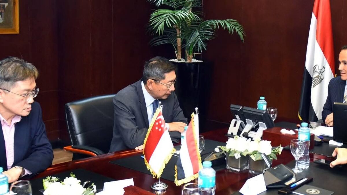 رئيس هيئة الاستثمار يبحث مع سفير سنغافورة تعميق التعاون بين البلدين