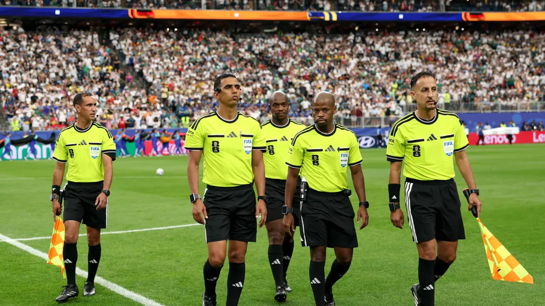 شاهد | إشارة مثيرة.. مطالب بإبعاد حكم من كأس العالم 2026