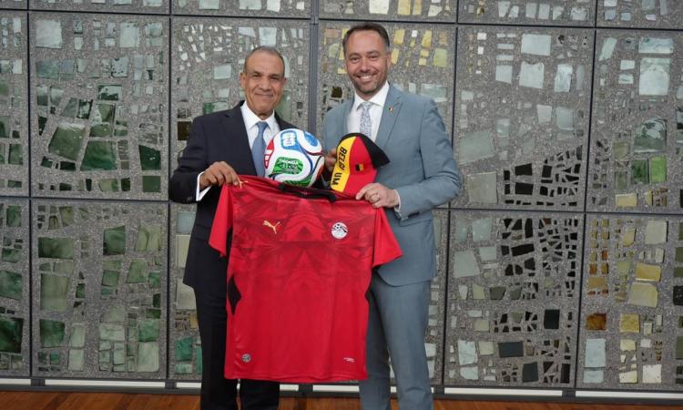 صورة تذكارية لوزير الخارجية مع نظيرة البلجيكي بمناسبة مباراة مصر وبلجيكا