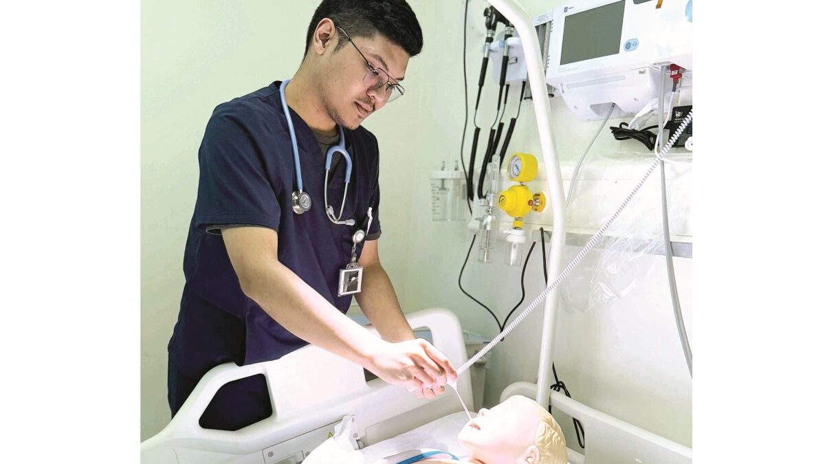 طالب بكلية التمريض يتخصص في الحالات الحرجة
