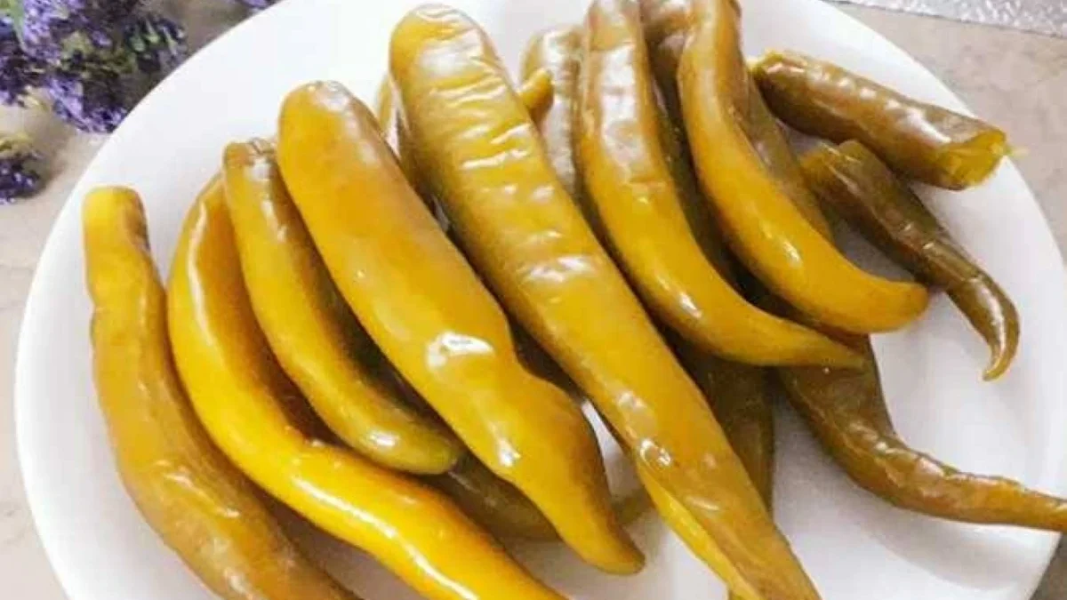 «طعم زمان».. طريقة جدتك في تخليل الفلفل