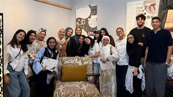 طلاب أول برنامج حكومي للتصميم الداخلي الإيكولوجي يقدمون ابتكارات في الأثاث الذكي المستدام