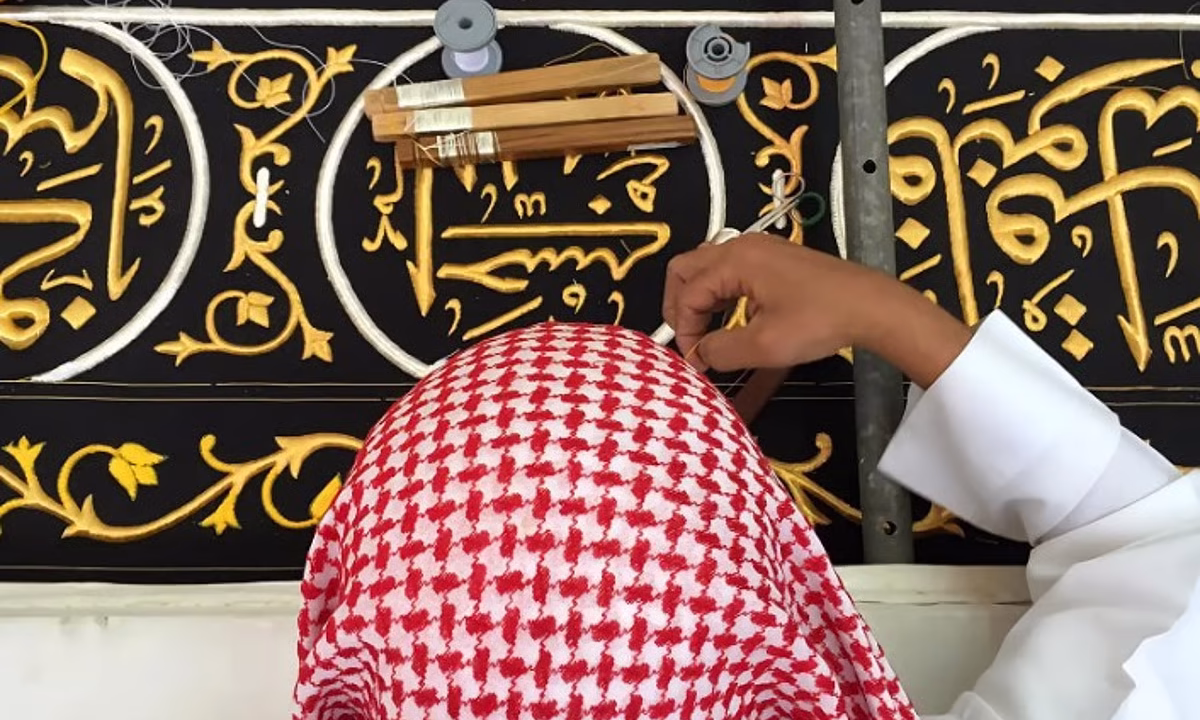 على أطول ماكينة خياطة في العالم.. مراحل تجميع كسوة الكعبة المشرفة بعد اكتمالها