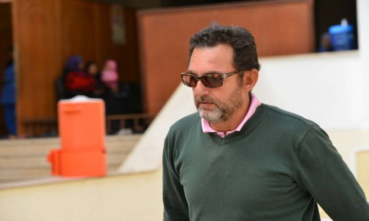 غيبوبة تامة وكسور في الضلوع.. تفاصيل الحالة الصحية للفنان محمد مرزبان
