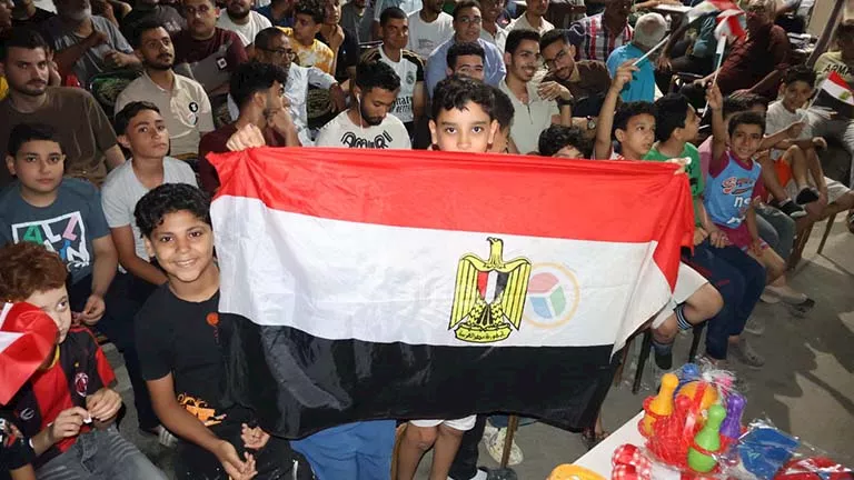 فرحة الهدف الأول تتحول إلى جوائز.. مقهى بالدقهلية يفاجئ الجماهير (صور)