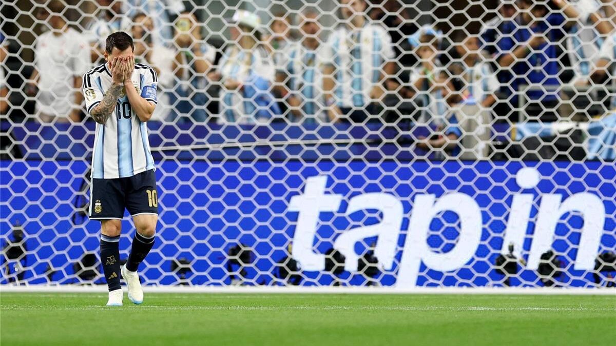 فيديو | بعد صافرة أمين عمر.. ميسي يهدر ركلة جزاء بشكل غريب أمام النمسا