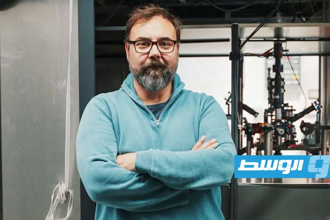 فيزيائي يبتكر «كوناً مصغرًا» من الذرات لاختبار طبيعة الزمن