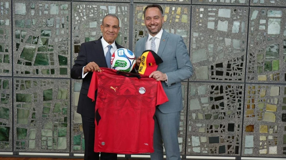 قبل انطلاق مباراة منتخب مصر وبلجيكا.. وزير الخارجية يهدى نظيره البلجيكى قميص الفراعنة