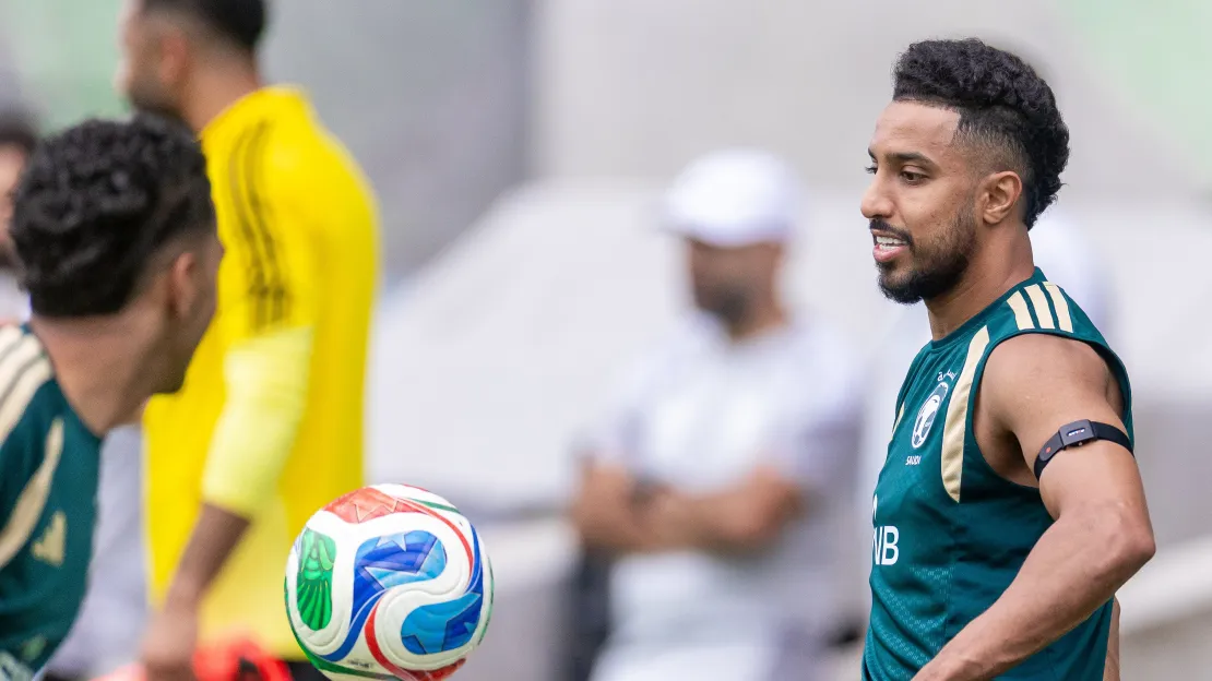 قبل موقعة أوروغواي.. أسطورة السعودية يستعيد ذكرى لا تُنسى