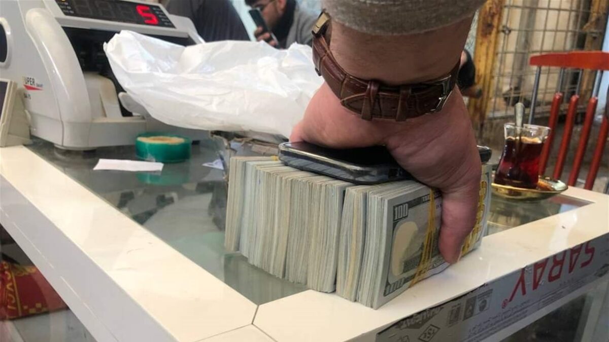 قفزة بأسعار الدولار مع إغلاق التداولات المسائية في العراق
