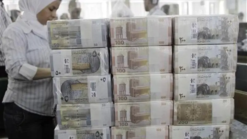 قفزة قوية لليرة السورية مقابل الدولار الأميركي في السوق السوداء