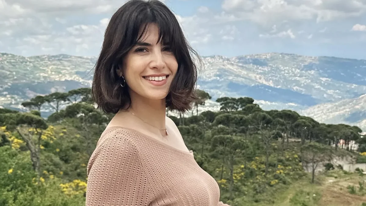 كارمن بصيبص بالشعر القصير… هل بدأت النجمات العربيات التخلّي عن الشعر الطويل؟