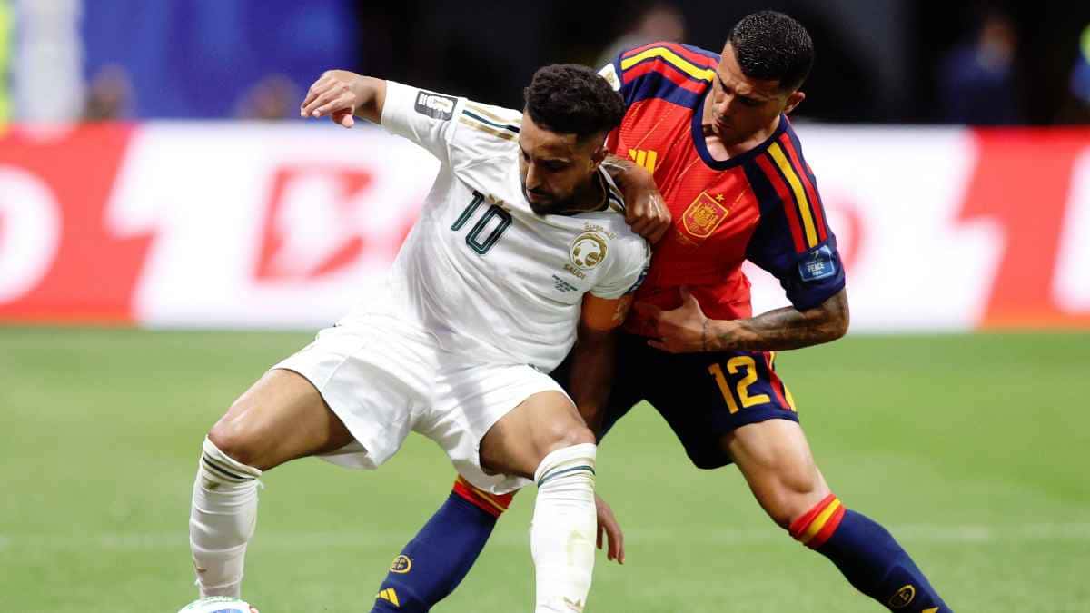 لا يجرؤ على تبديل سالم الدوسري.. أحمد عطيف يشن هجوماً على دونيس (فيديو)