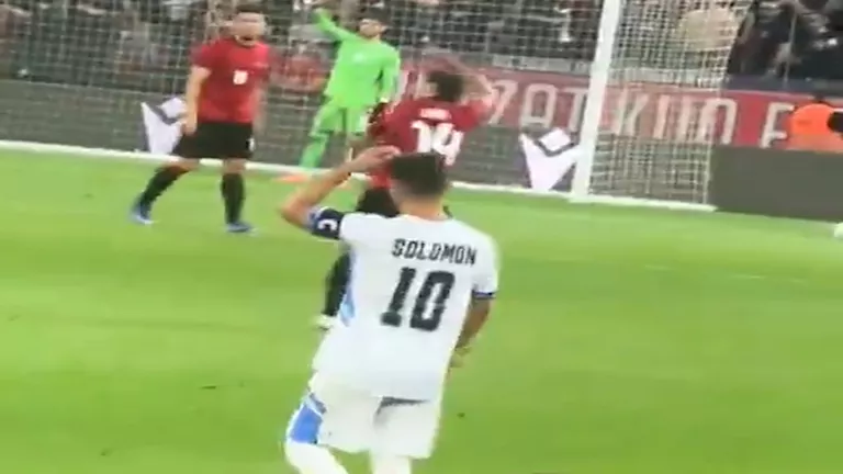 لاعب إسرائيلي يثير جدلاً في مباراة ألبانيا ويواجه ردود فعل غاضبة من الجماهير