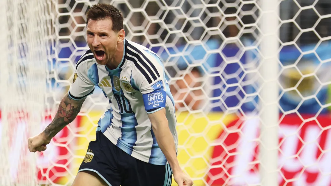 لاعب عظيم وفوق الجميع.. إبراهيموفيتش ينحني أمام ليونيل ميسي!