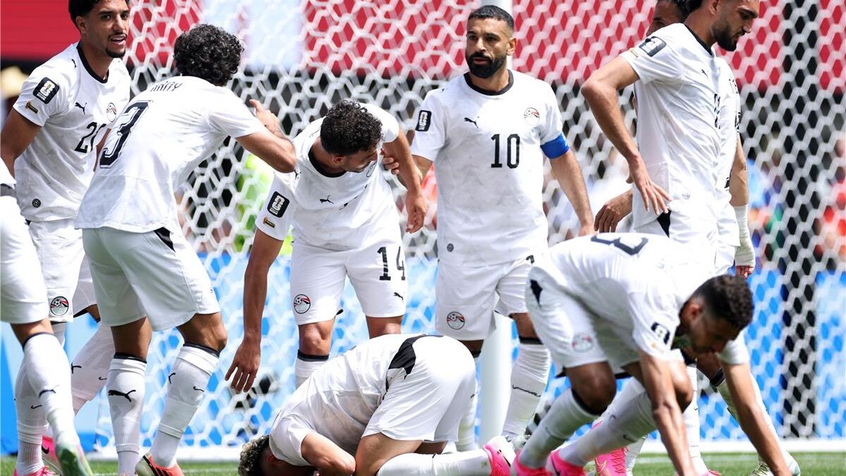 لاعب منتخب مصر يكشف سبب استبدال محمد صلاح أمام بلجيكا